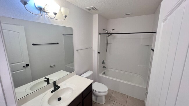Building Photo - Beautiful Upgraded 3 Bedroom and 2 1/2 Bat...
