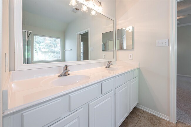 Building Photo - 14 Nestlewood Pl