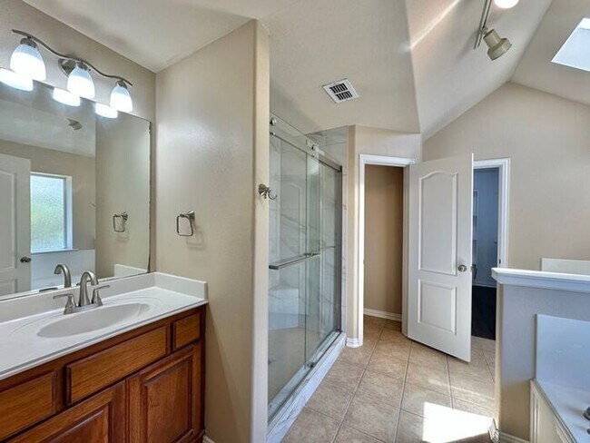 Building Photo - Spacious Flint Home on a Corner Lot with Stunning Primary Suite