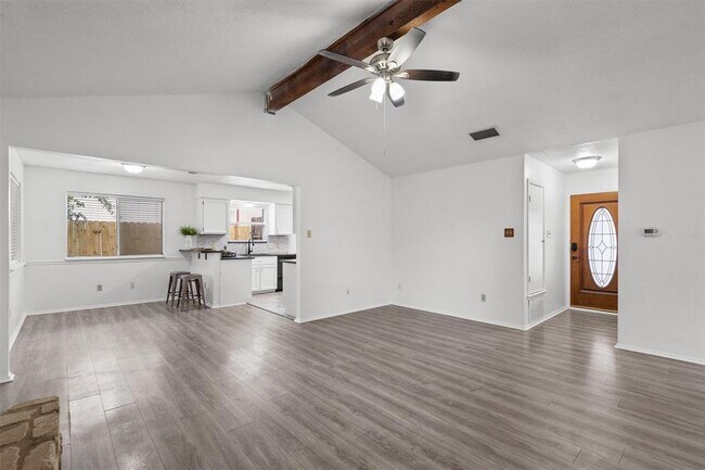 Building Photo - 701 Riverwood Dr