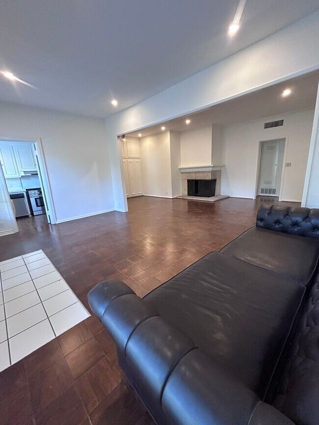 Building Photo - 9080 Shoreham Dr