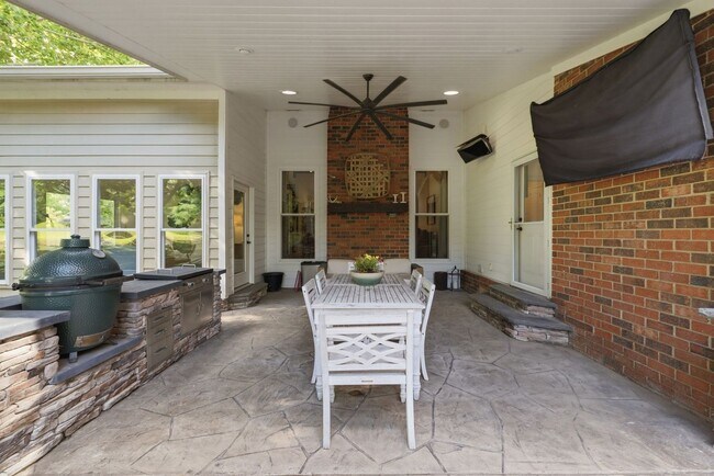Building Photo - 1733 Carriage Ct