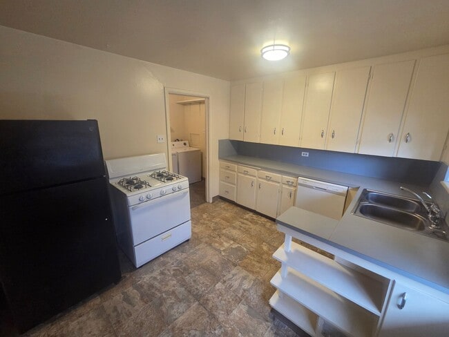 Building Photo - Charming 2-Bedroom Home in Prime Denver Location