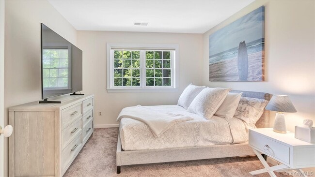 Building Photo - 10 Leland Ln