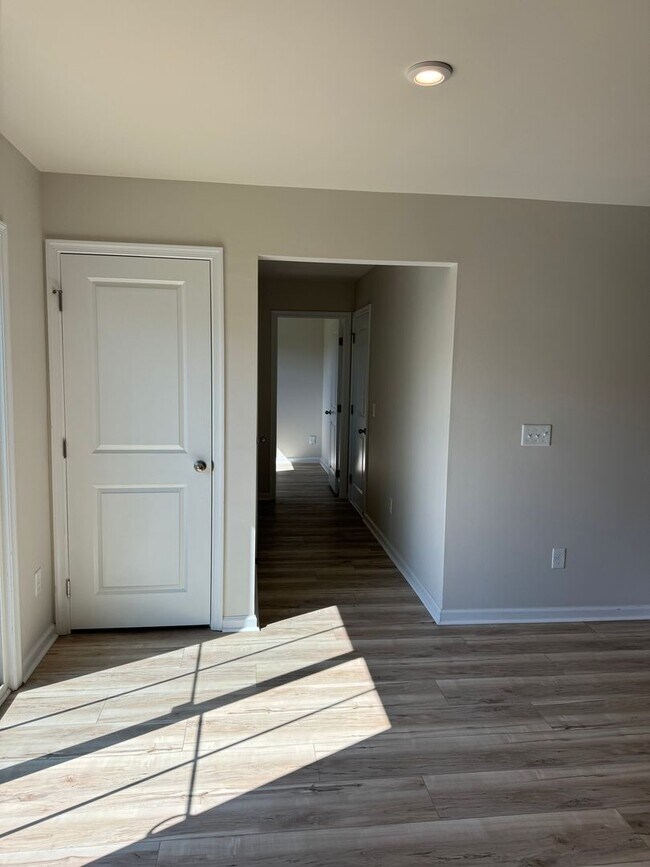 Building Photo - Price & Location!