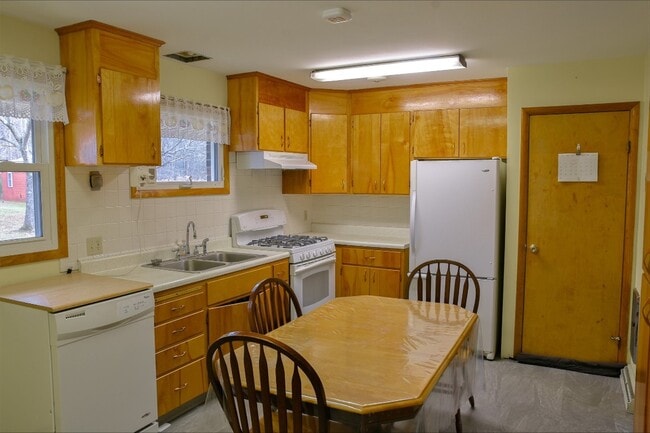 Building Photo - 148 Farnham Rd