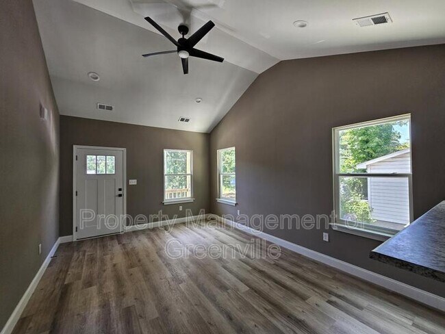 Building Photo - 305 Appian Dr
