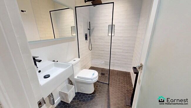 Building Photo - Spacious 2-Bedroom Upper-Level Condo in Pr...