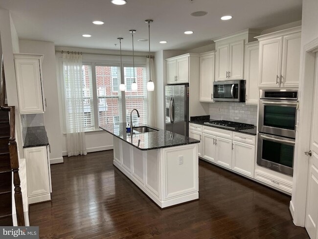 Building Photo - 4092 Sutherland Pl