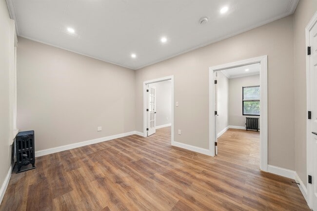 Building Photo - 219 Mallory Ave