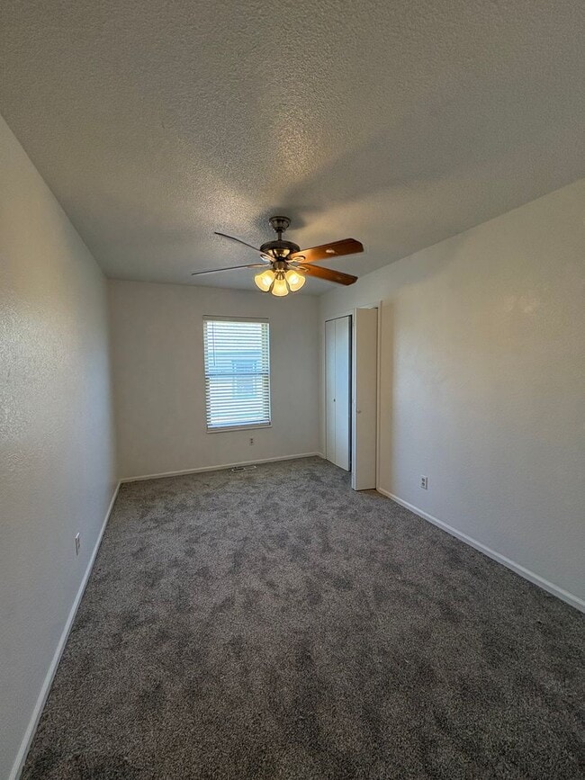 Building Photo - Updated 3 Bedroom 2.5 Bath Townhome