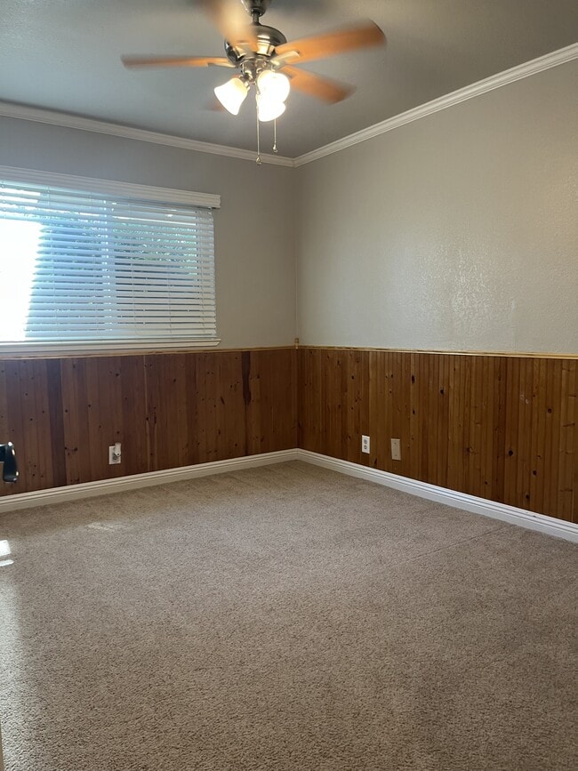 Building Photo - 1741 Tamarack Dr