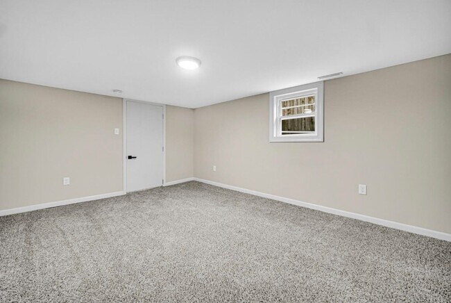 Building Photo - Large Home Totally Remodeled