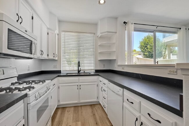 Building Photo - Cozy Condo  Saxony at Encinitas Ranch