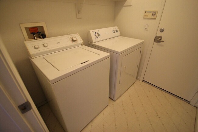 Building Photo - Green Valley area single story home with 3...