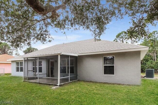 Building Photo - 2556 Traverse Ave