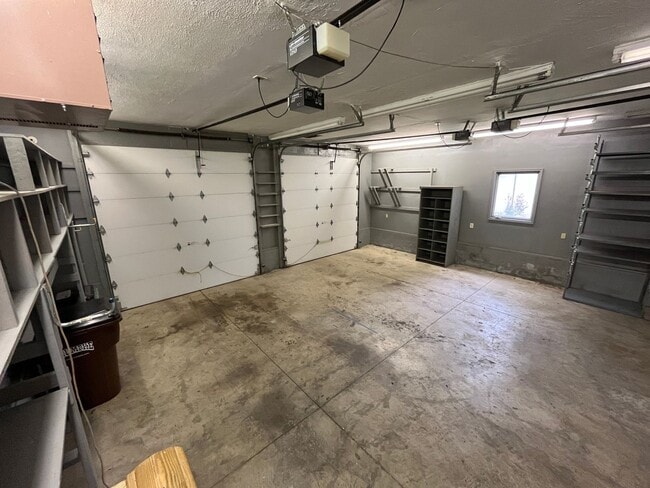 Building Photo - **RIVERFRONT 4-BEDROOM/2-BATH WITH 4-CAR GARAGE, FULL BASEMENT!!**