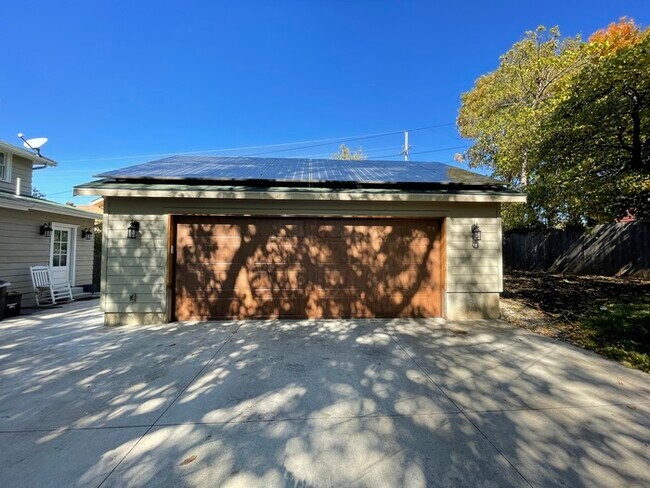 Building Photo - Large bright and clean Brookside home