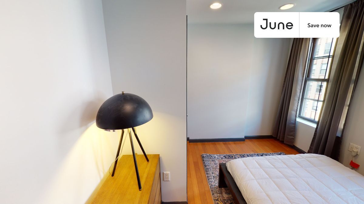 Building Photo - 226 E 7th St