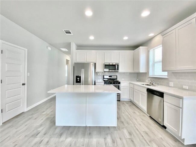 Building Photo - 2420 Pecan Island Dr
