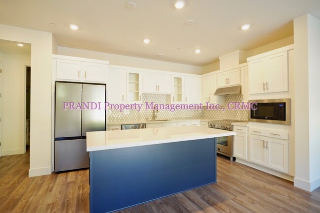 Building Photo - Brand New Townhome, Luxury Meets Convenience!