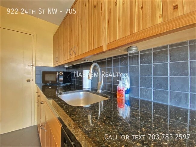 Building Photo - 922 24th St NW