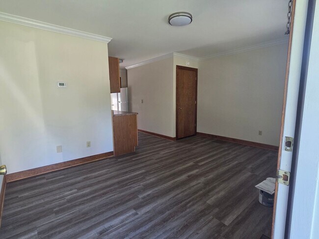 Building Photo - 2 bedroom  1 Bath Brick  condo great locat...