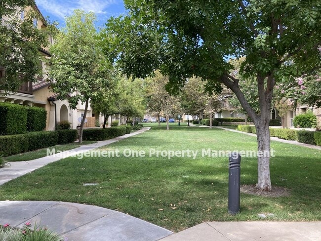 Building Photo - Beautiful Serafina Gated Community Townhome