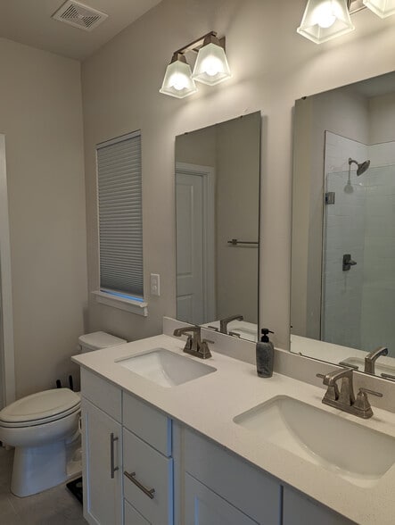 Building Photo - Room in Townhome on Gleason Wy