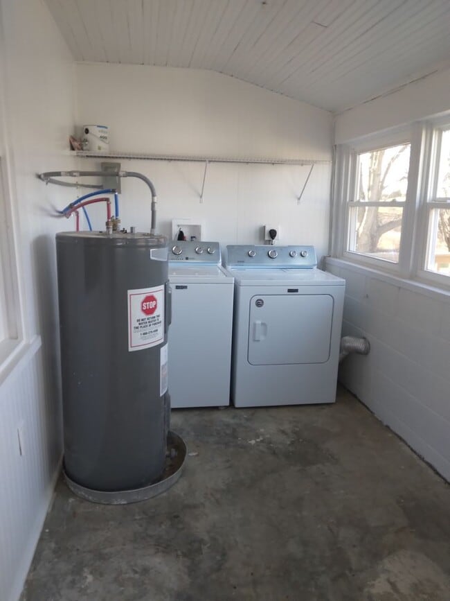 Building Photo - Newly remodeled 2 bedroom 1 bath home, Whi...