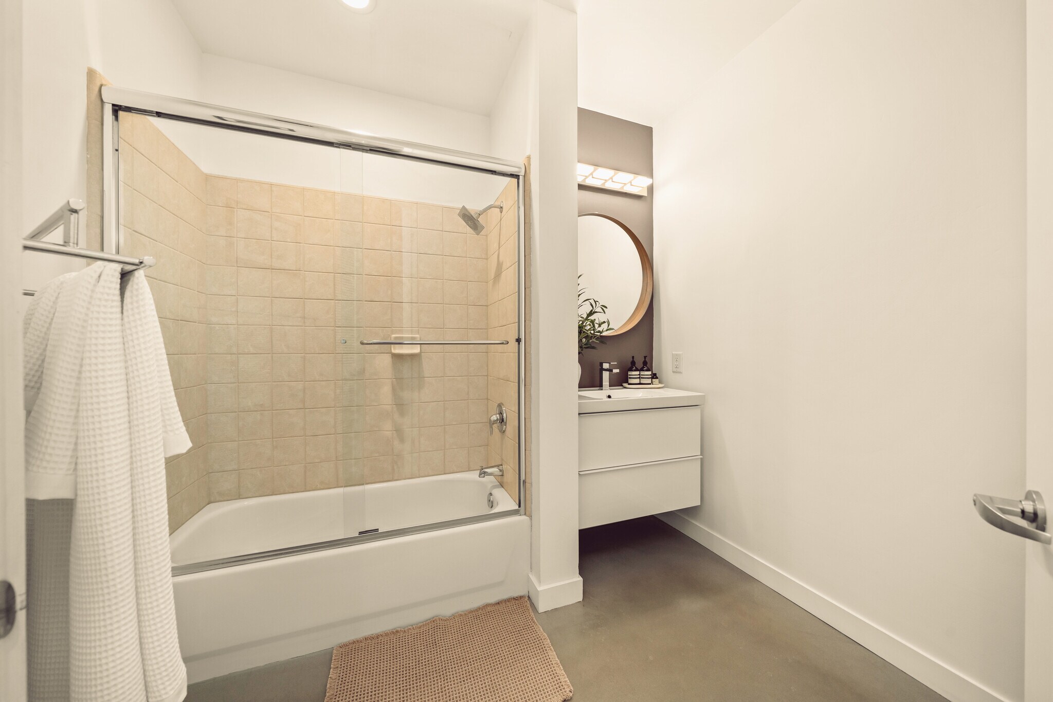 Full Guest Bath - 1050 Island Ave