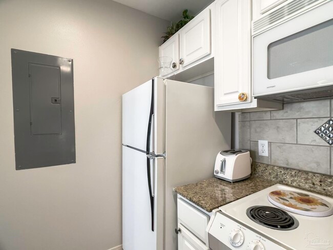 Building Photo - 13500 Sandy Key Dr