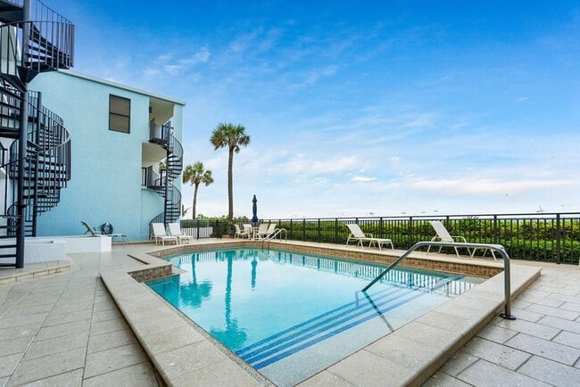 Building Photo - 550 Ave