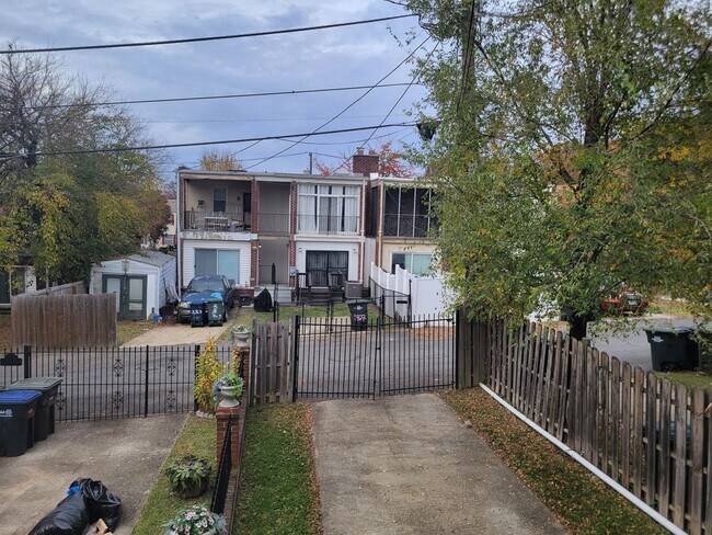 Building Photo - Spacious 3 BR/2 BA Townhome  in Greenway!