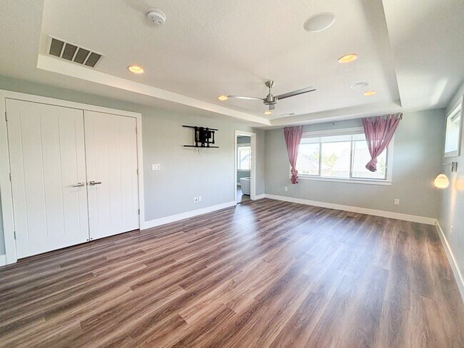 Building Photo - Luxury 5-Bedroom Rental with Pool, Finishe...