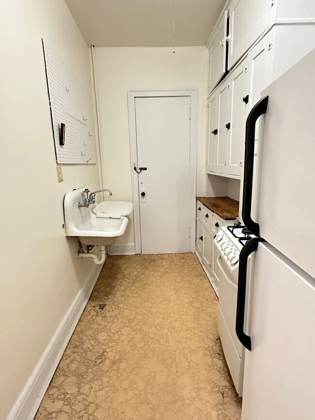 Building Photo - Studio Lakes Uptown Apartment, Blocks from...
