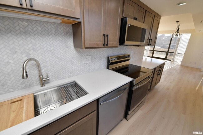 Building Photo - 123 SW Jefferson Ave