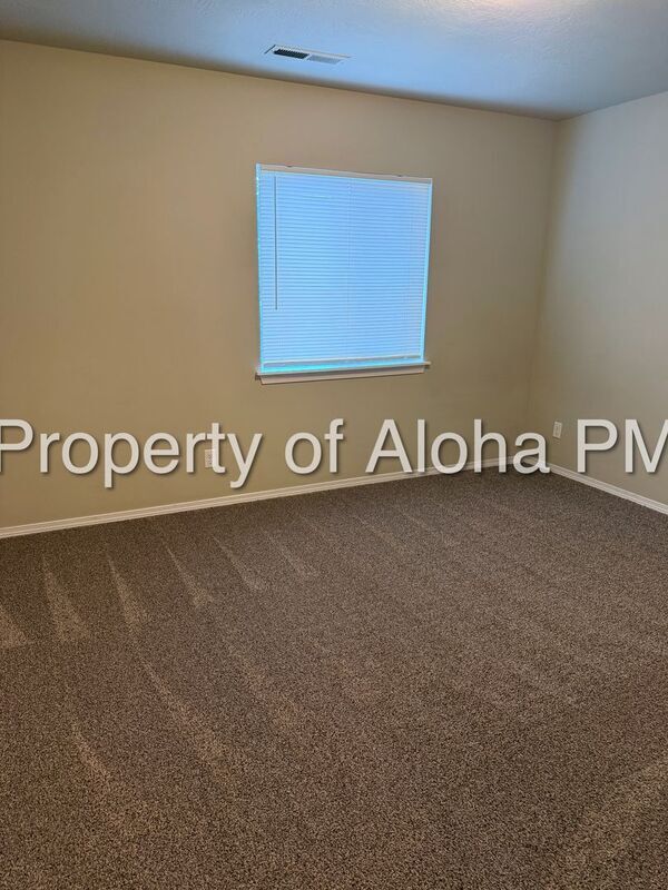 Building Photo - 1023 W Pine Ave