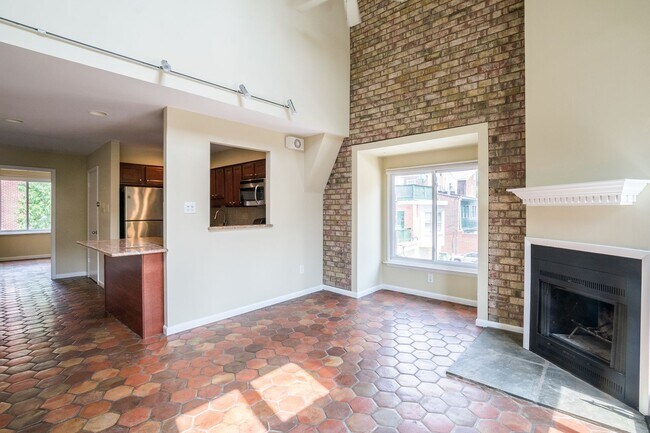 Building Photo - Beautiful Three Bedroom in Washington Square West