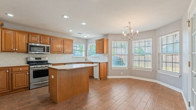 Building Photo - 884 Palisades Ave