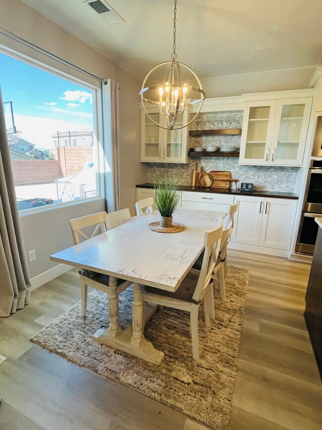 Building Photo - 2721 Hazel Dr