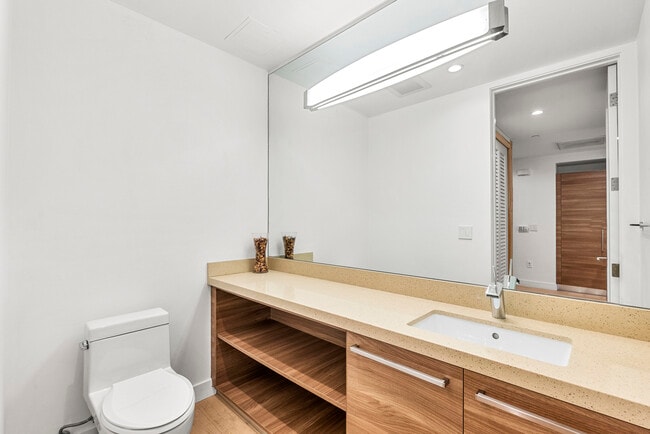 Building Photo - 855 N Croft Ave