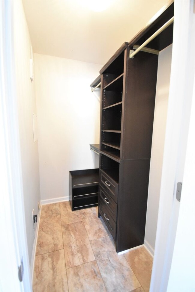 Building Photo - 3 Bedroom, 2 Bathroom Townhome (NO PETS)