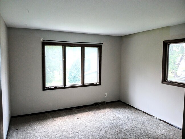 Building Photo - 3 Bedroom 2 Bath in Burnsville