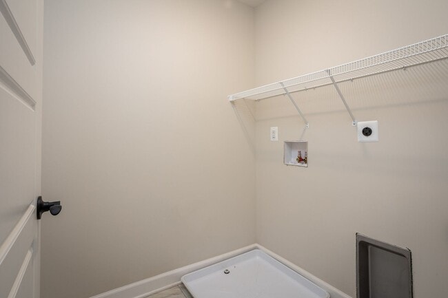 Building Photo - Spacious End Unit Luxury Townhome! Outstanding Location!