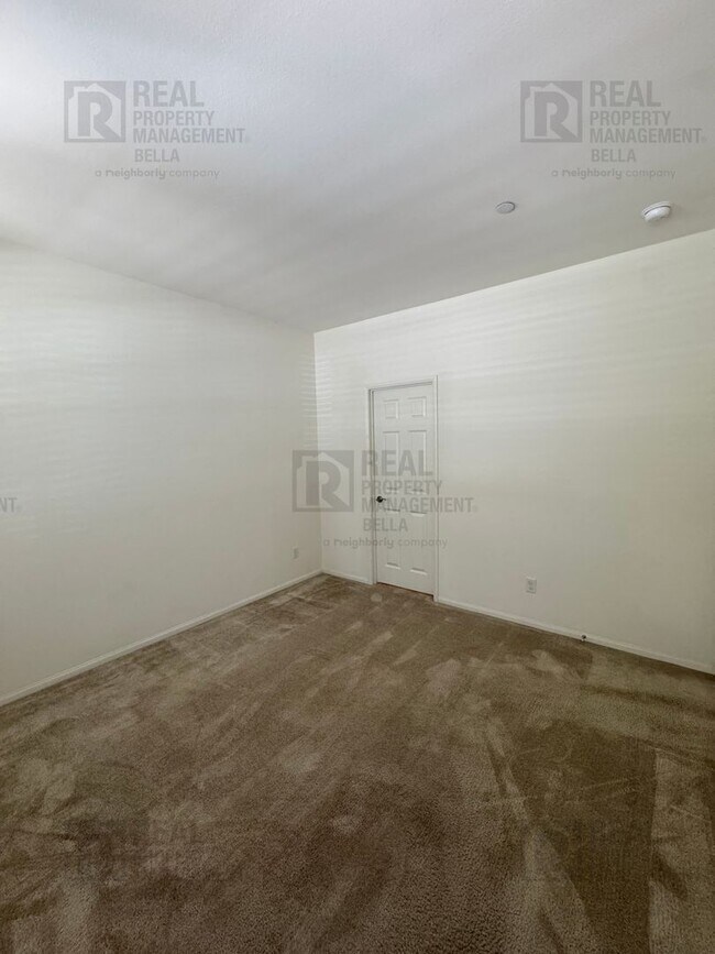 Building Photo - Single-Story Comfort & Style in Prime Heme...