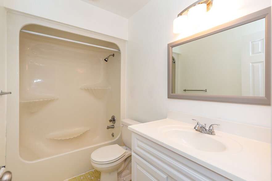 Building Photo - 9392 Pine Tree Rd