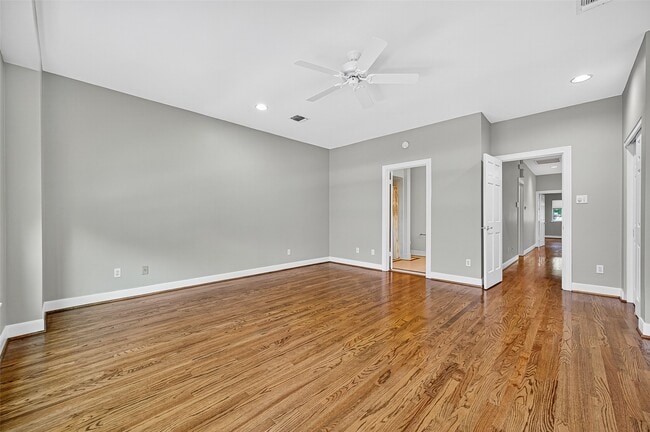 Building Photo - 3027 Bissonnet St