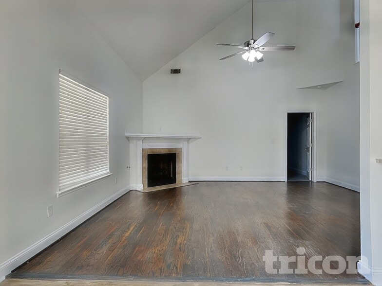 Building Photo - 4884 Somerset Dr