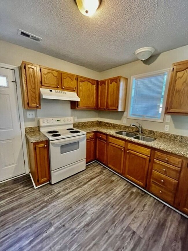 Building Photo - Charming ranch-style 2 Bedroom 1 Bath home in Pineville offering comfortable single-level living.